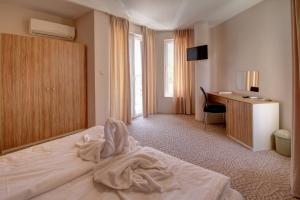 Rooms & Apartments