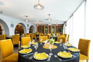 Restaurants & Bars