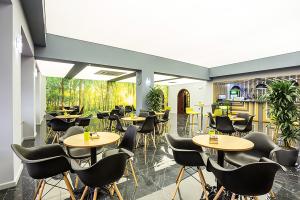Restaurants & Bars