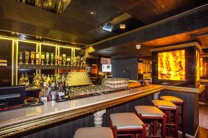 Restaurants & Bars