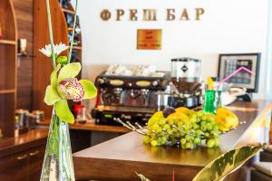 Restaurants & Bars