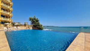 Pool & Beach