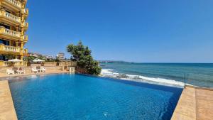 Pool & Beach