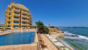 Pool & Beach