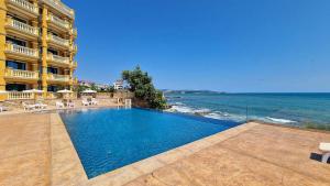 Pool & Beach