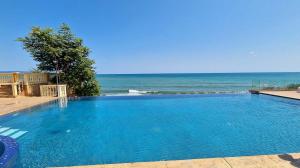 Pool & Beach