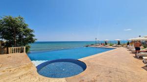 Pool & Beach