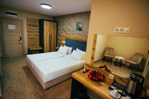 Rooms & Suites