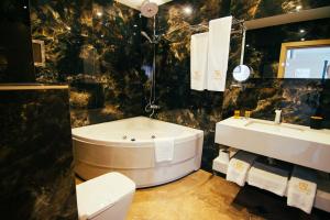 Rooms & Suites