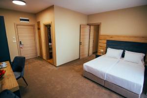 Rooms & Suites