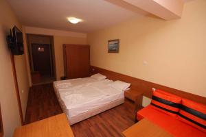 Rooms & Apartments