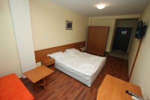 Rooms & Apartments