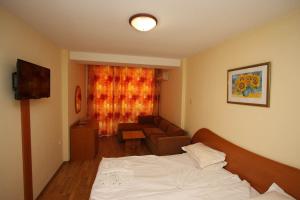 Rooms & Apartments
