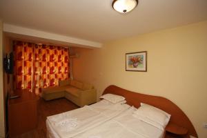 Rooms & Apartments